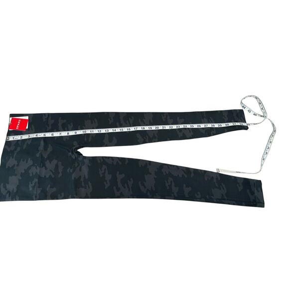 SPANX NWT Look At Me Now Dark Blue Camo Leggings Medium Active Outdoors Slimming - Picture 11 of 11